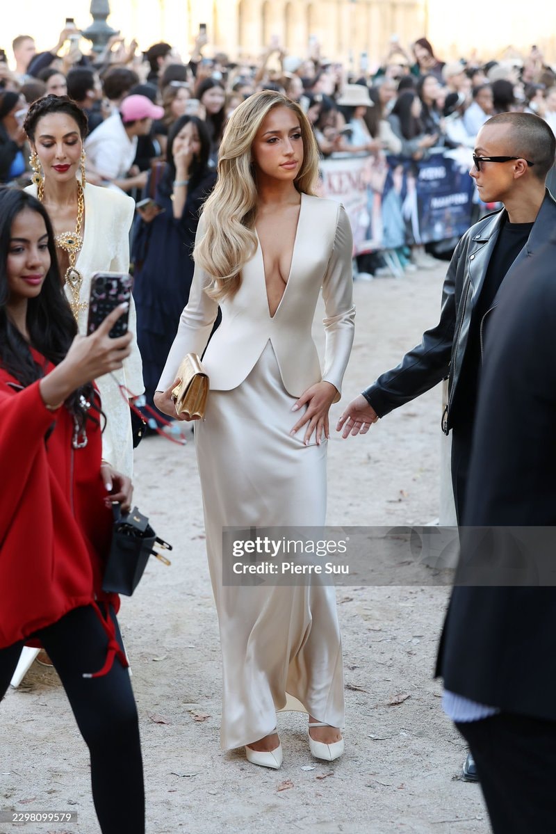 Tate McRae Paris Fashion Week (photo 2 of 2)