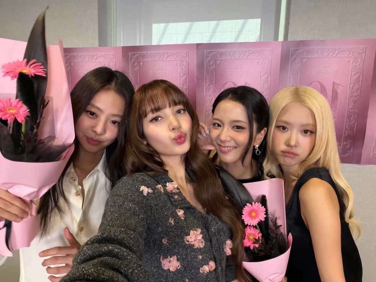 BLACKPINK pink selfie