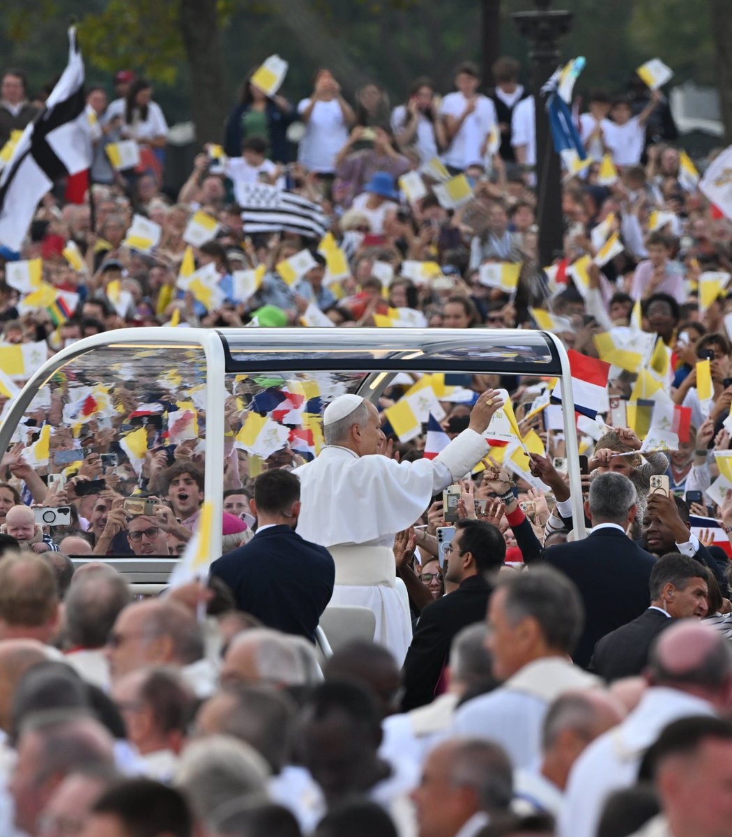 Pope Leo XIV Paris crowd (photo 2 of 4)