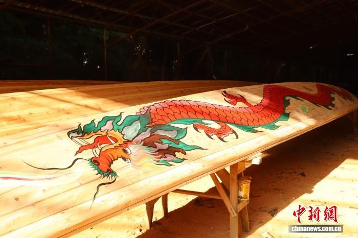 Dragon boat craftsman in Jiangxi (photo 4 of 4)
