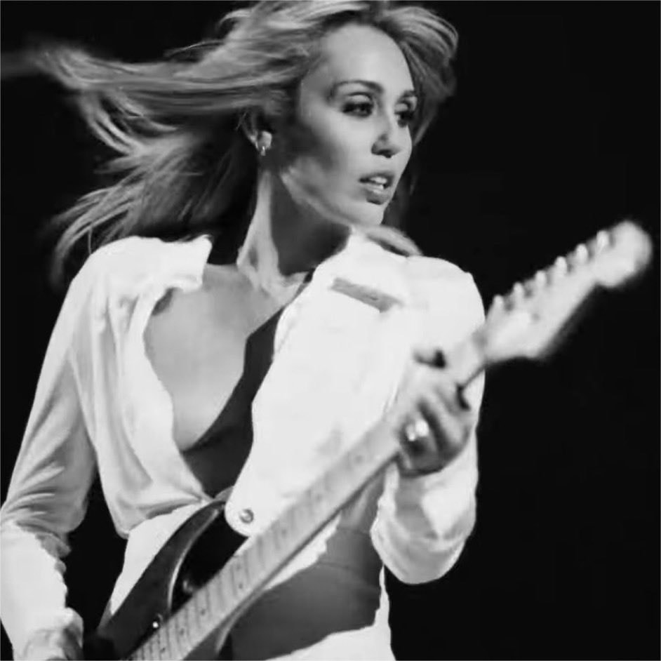 Miley Cyrus Bass Persuades (photo 2 of 2)