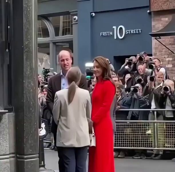 Prince William and Kate Middleton greet fans