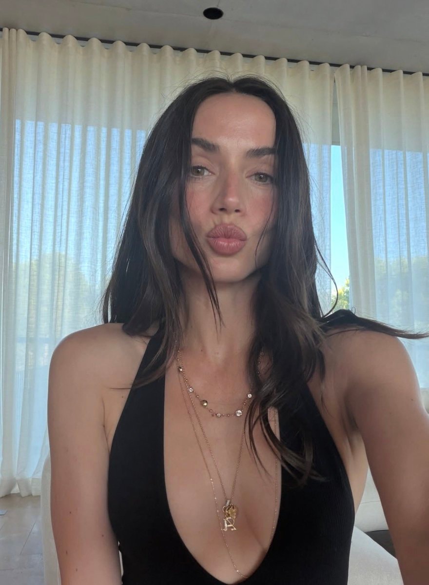 Ana De Armas stunning new photos (photo 2 of 4)