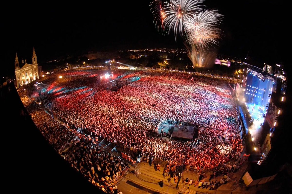 Katy Perry Isle of MTV Malta Out Of Office tour (photo 2 of 2)