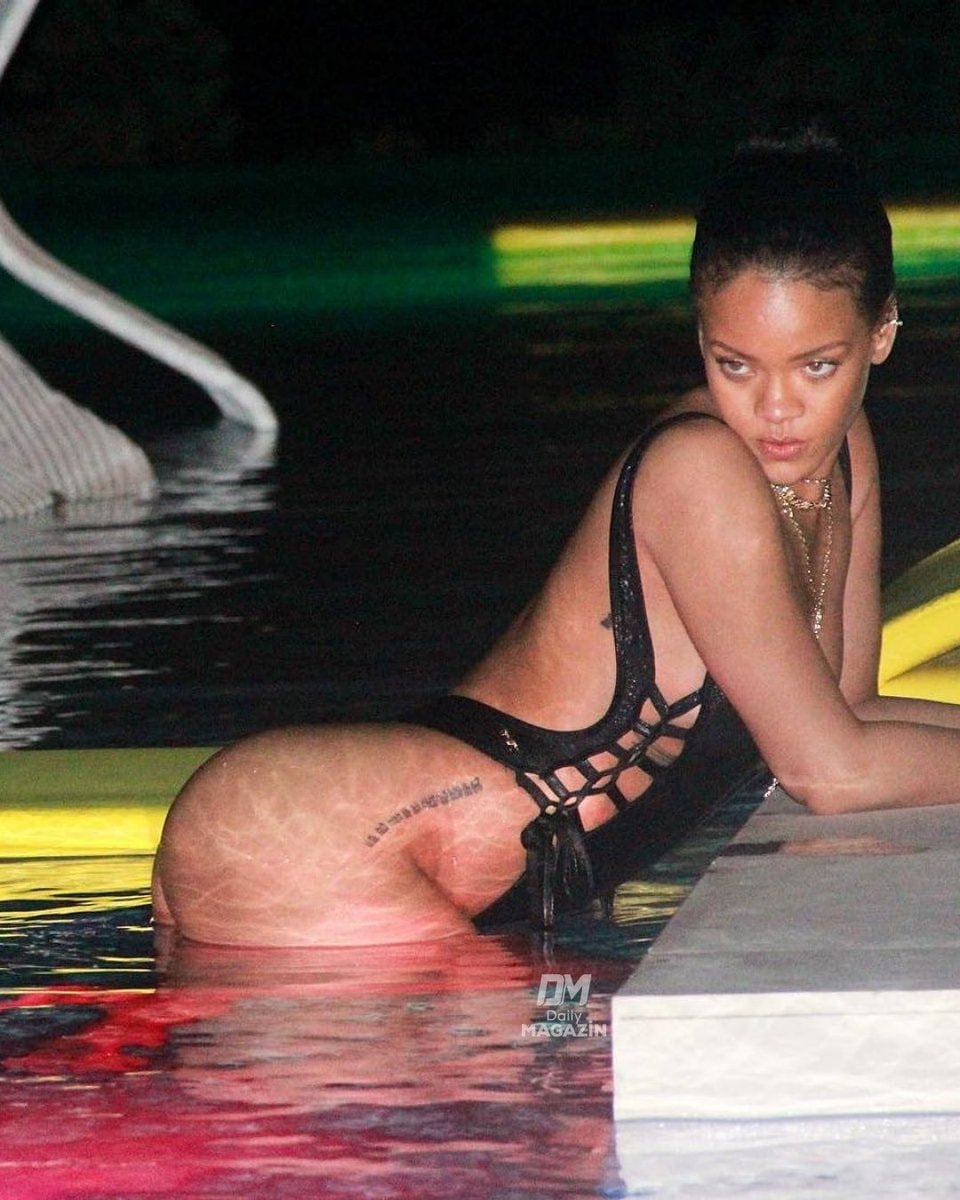 Rihanna 2016 style moment (photo 2 of 2)