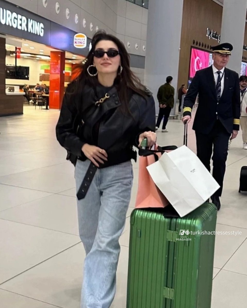 Hande Erçel airport sighting (photo 2 of 2)