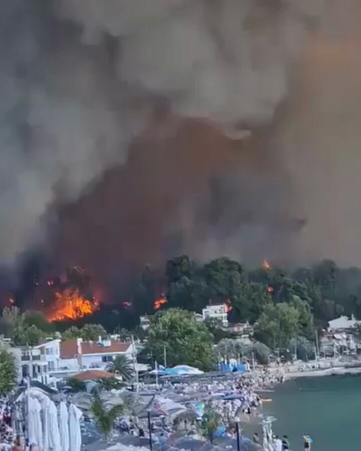 Wildfires hit Greek beaches