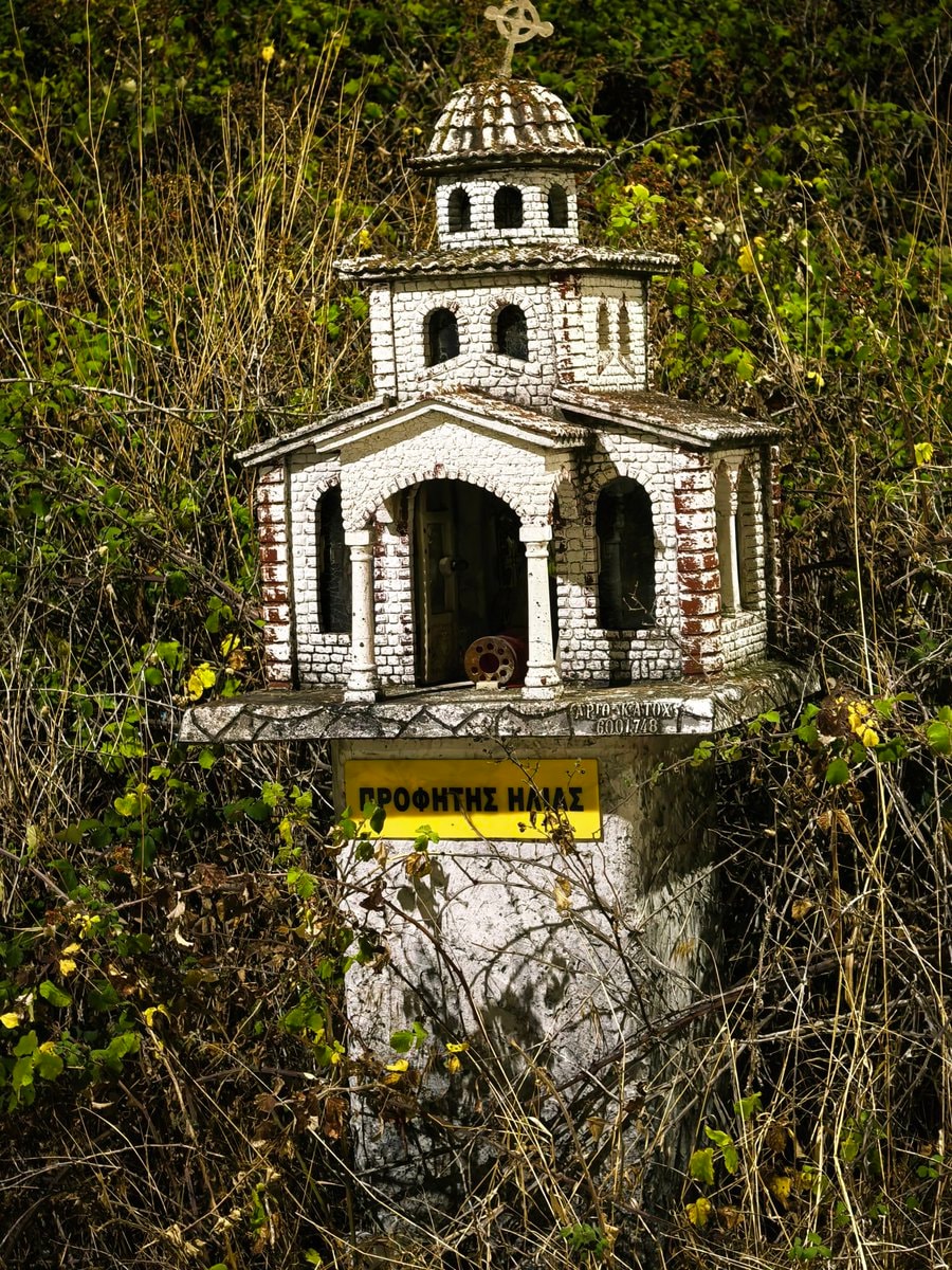 Ekonostasi shrines on Greece's roads