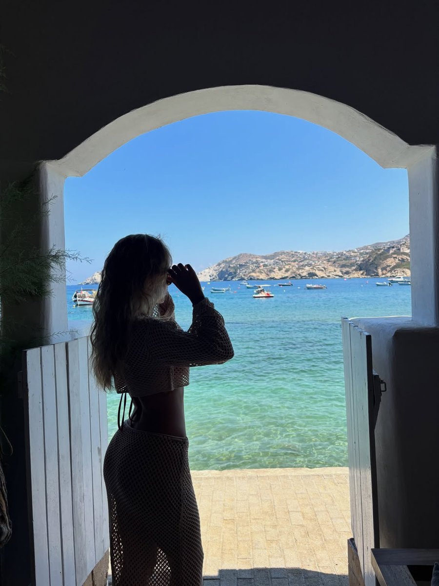 Ellie Dadd mirror selfie (photo 2 of 4)