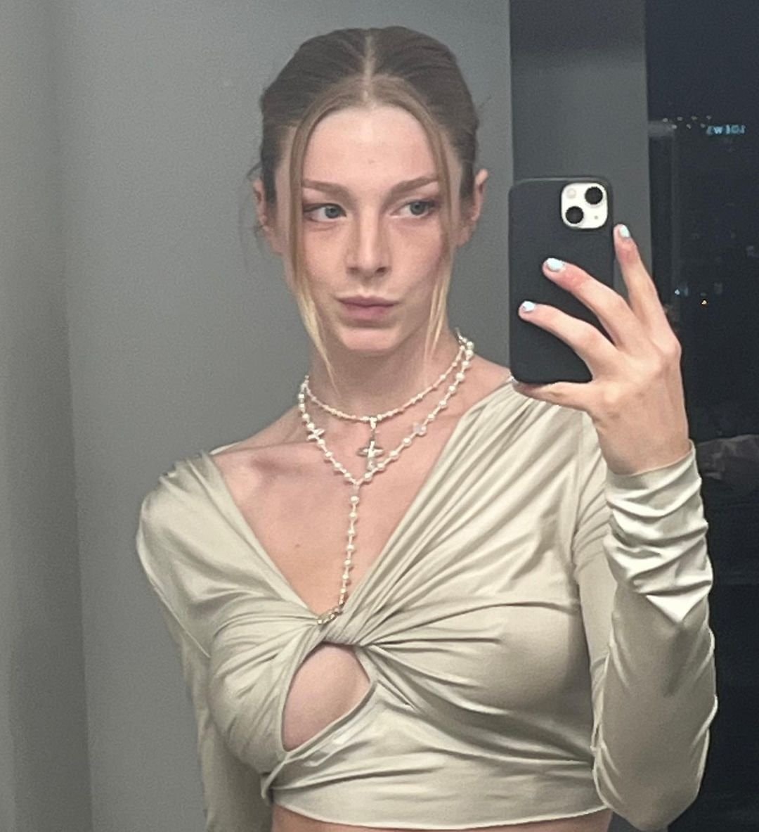 Hunter Schafer mirror selfie (photo 1 of 2)