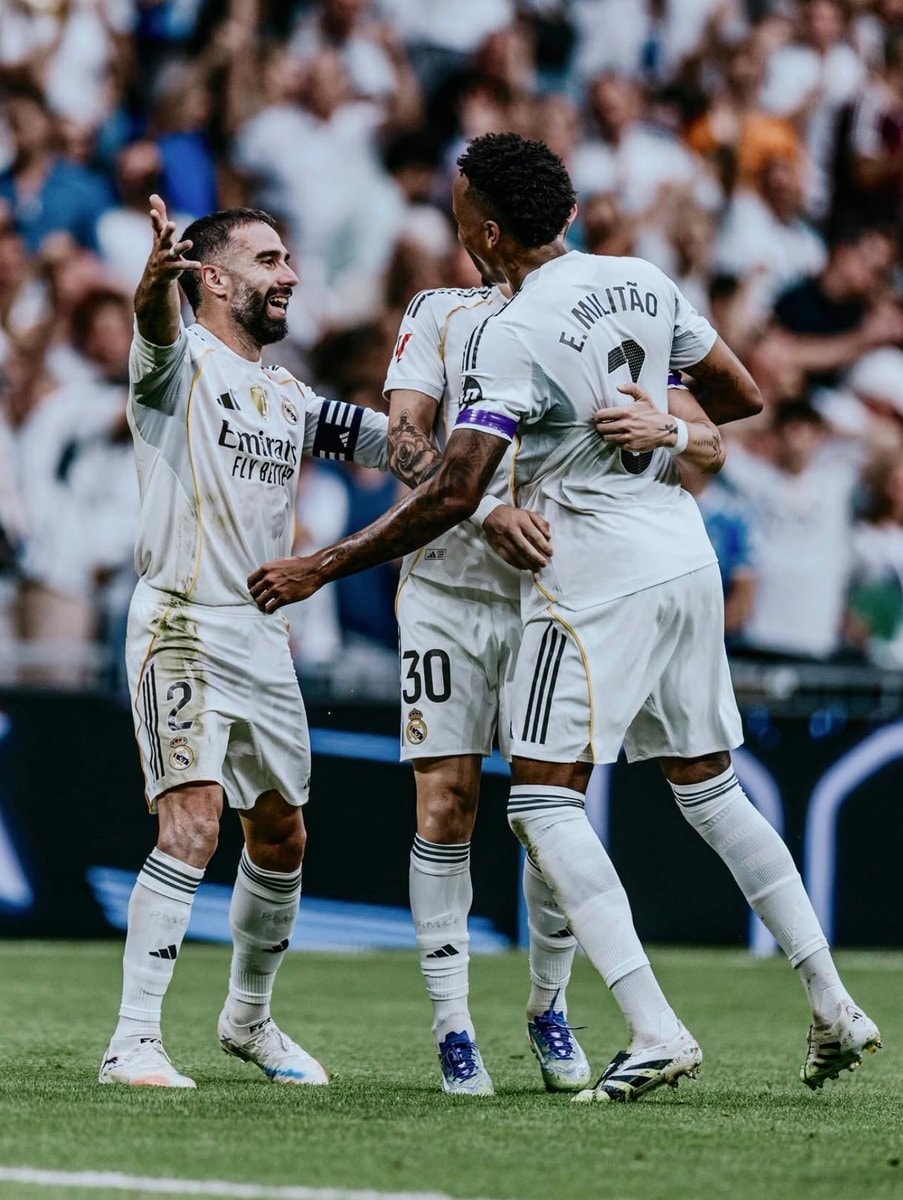 Real Madrid players celebrate E. MILITÃO (photo 1 of 2)