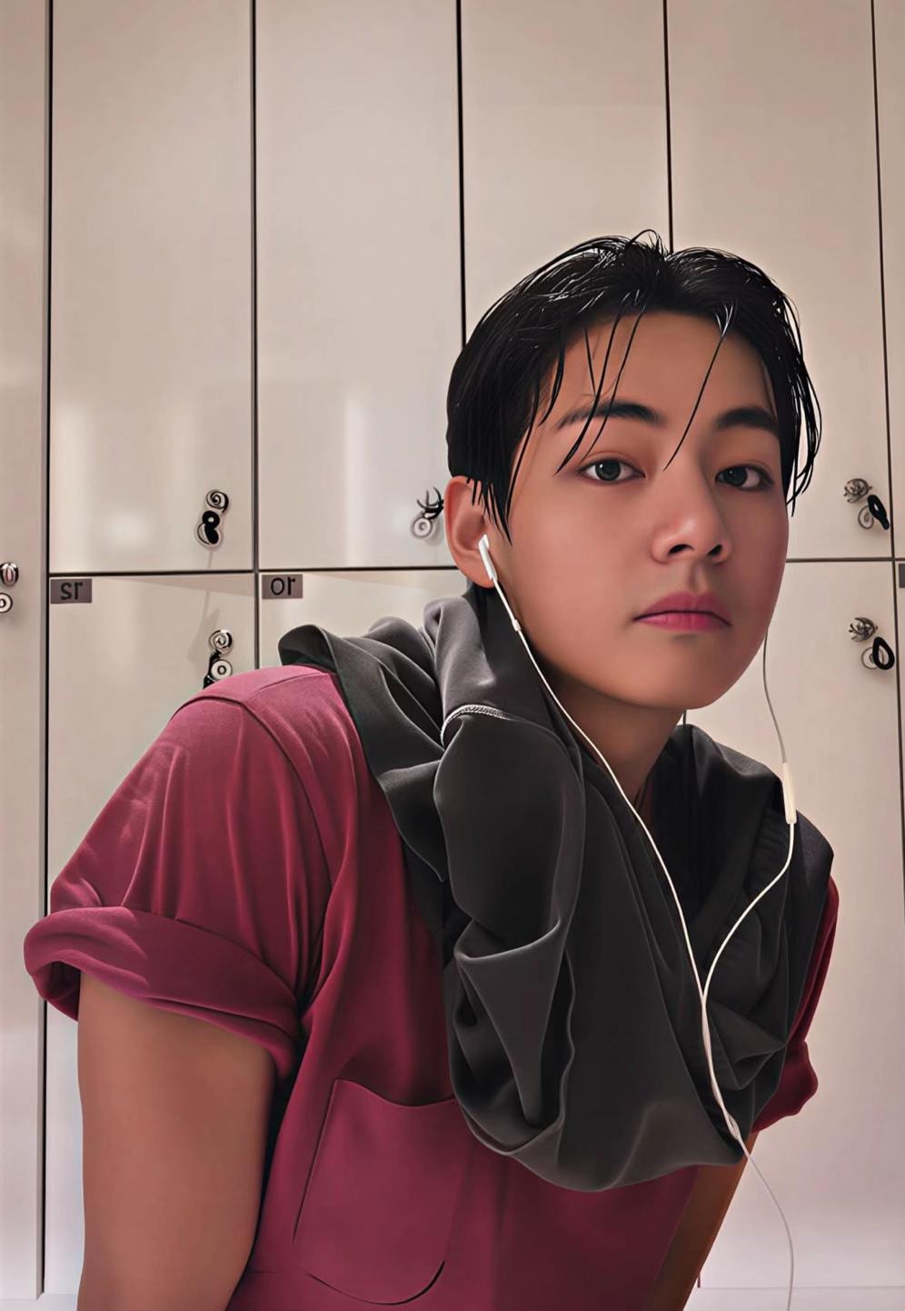 taehyung mirror selfie (photo 4 of 4)