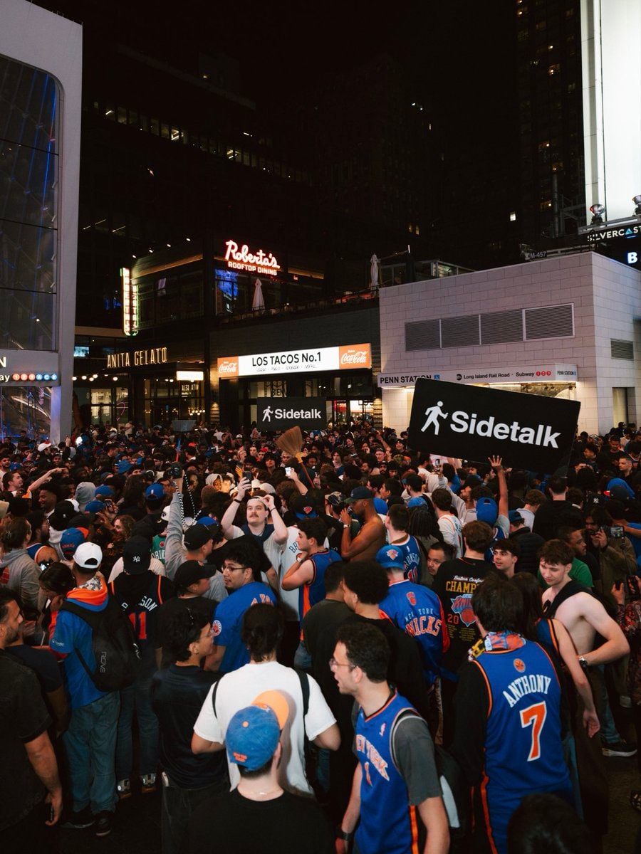 Knicks fan hype 🗽 (photo 3 of 4)