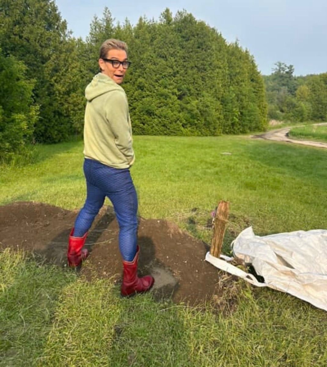 Antony Starr The Boys BTS grave (photo 2 of 2)