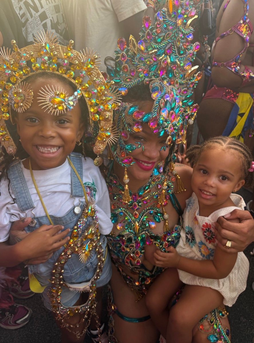 Rihanna Sonita and her daughters (photo 1 of 2)