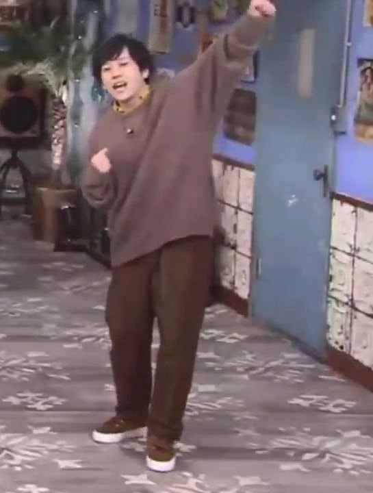 dancing in brown fit (photo 4 of 4)