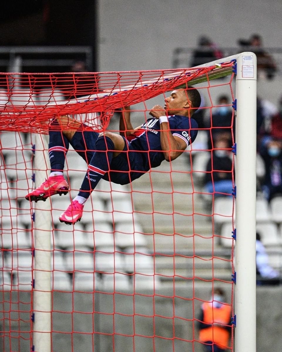 Mbappé hanging from the net (photo 3 of 4)
