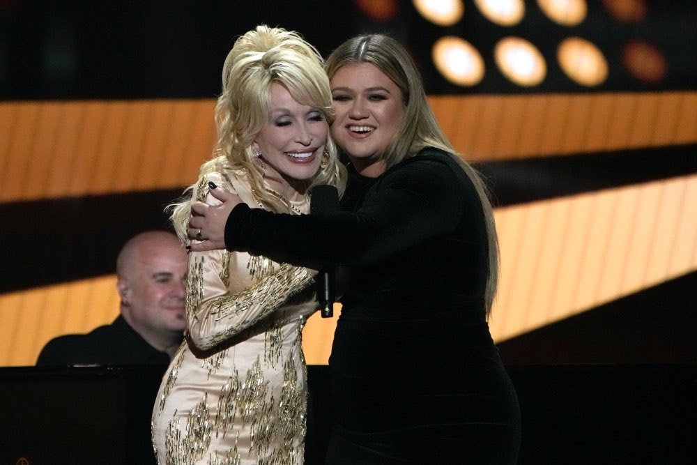 Kelly Clarkson Dolly Parton stage embrace