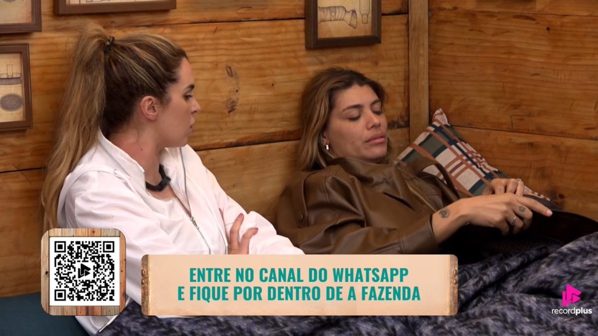 Mônica and Adryana discuss AFazenda actors
