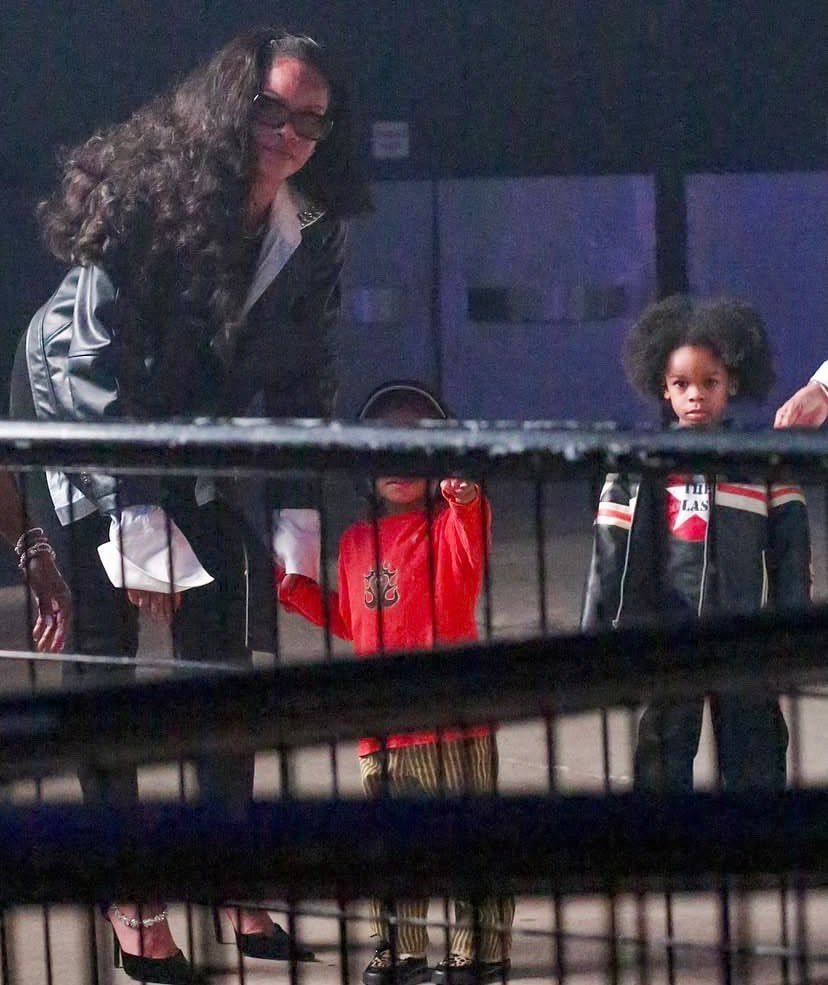Rihanna and kids out with Rza