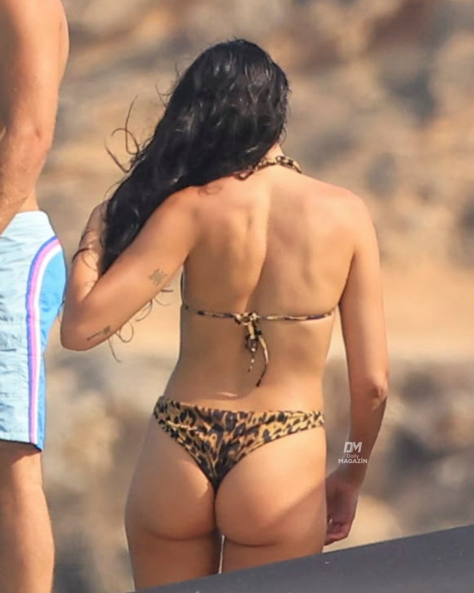 Dua Lipa summer vacation (photo 3 of 3)