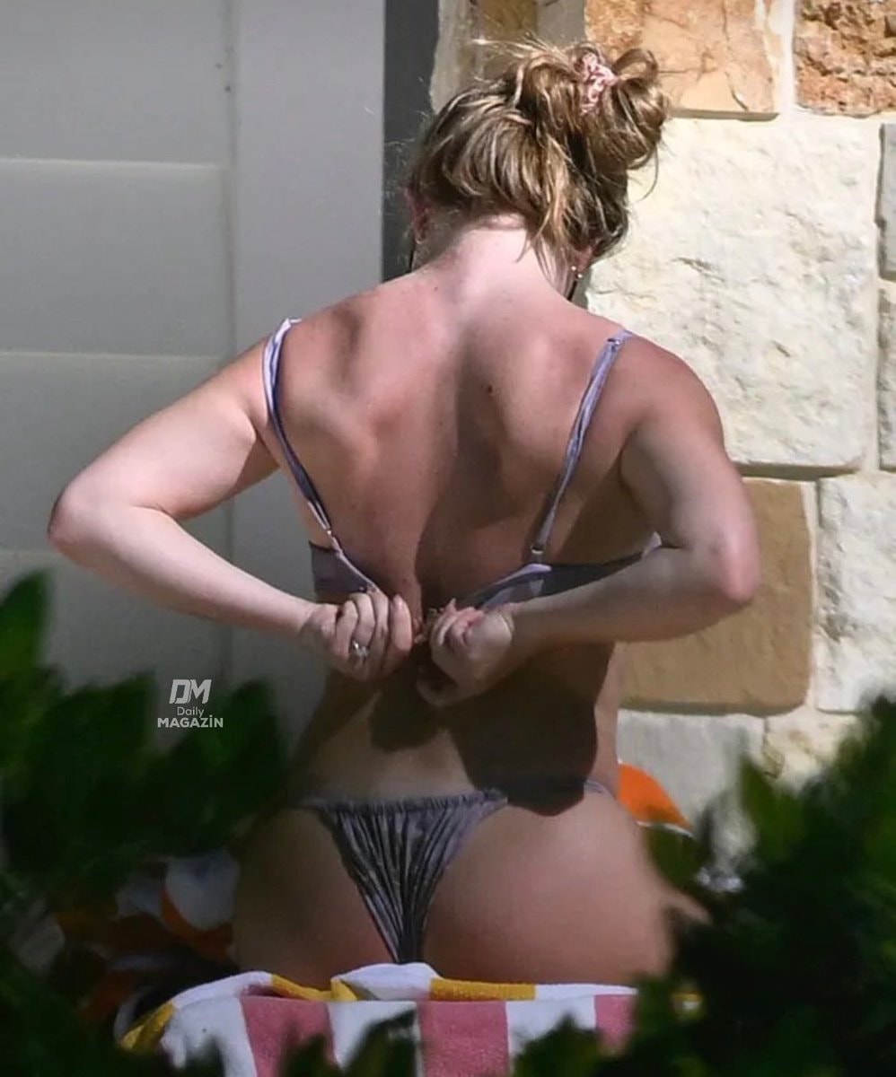 Sydney Sweeney poolside (photo 2 of 2)