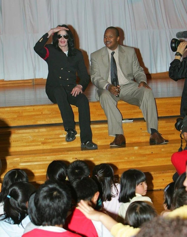 Michael Jackson with kids white face paint (photo 2 of 4)