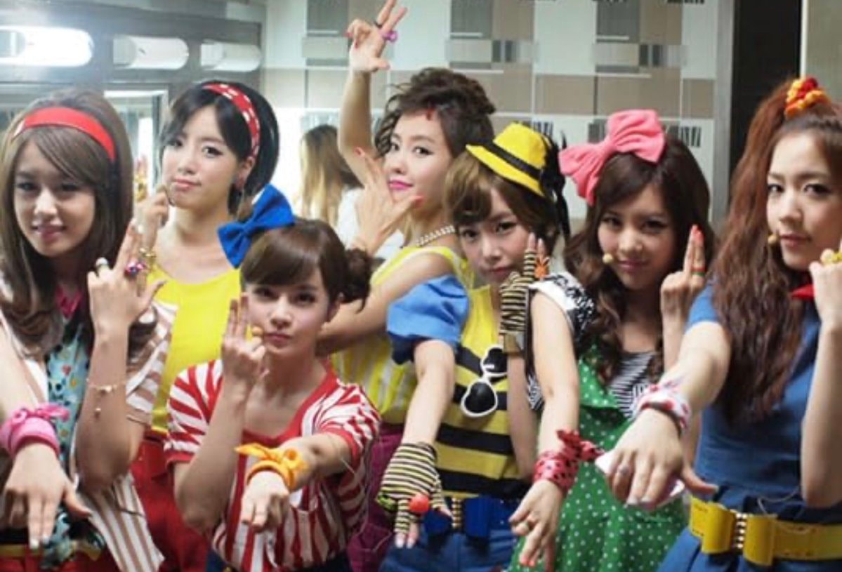 T-ara Roly Poly 15 years (photo 4 of 4)