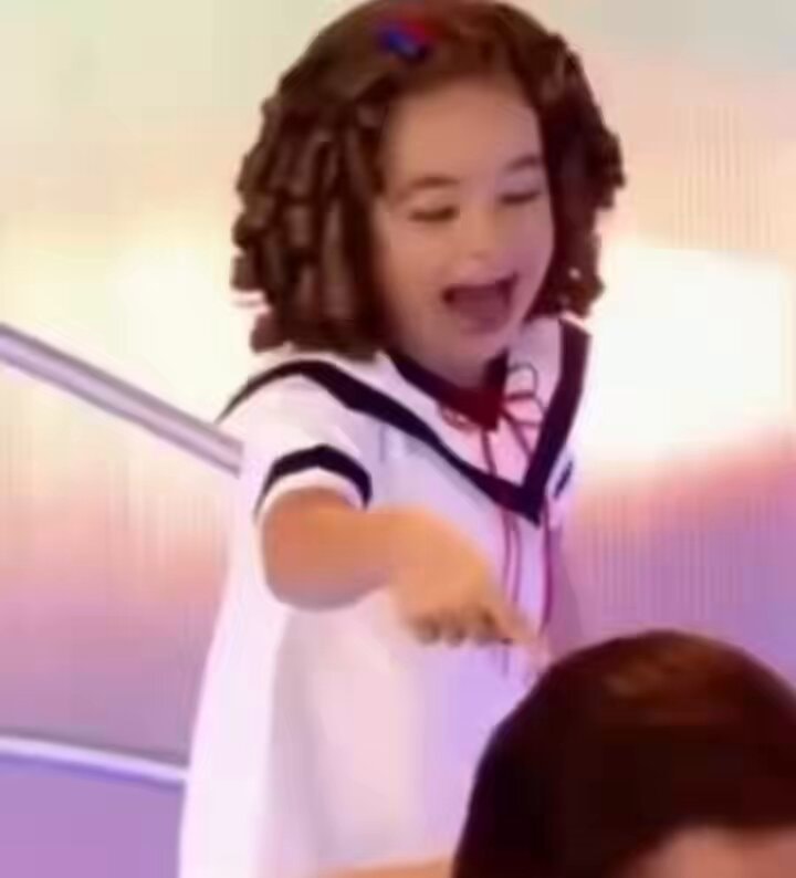 Silvio Santos and Maisa moment