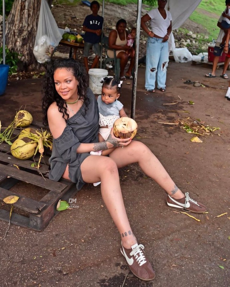 Rihanna with baby (photo 2 of 2)