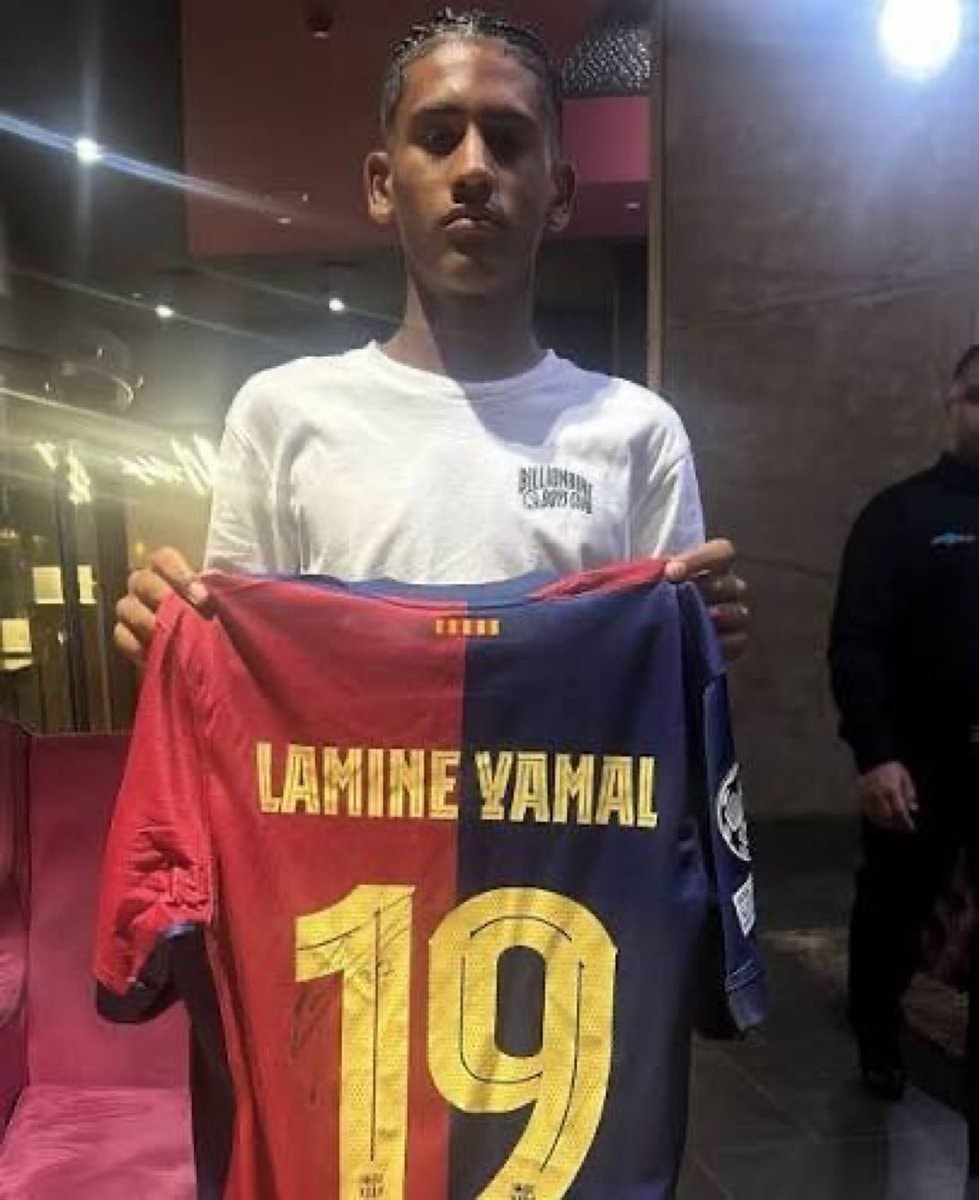 JJ Gabriel with Lamine Yamal shirt