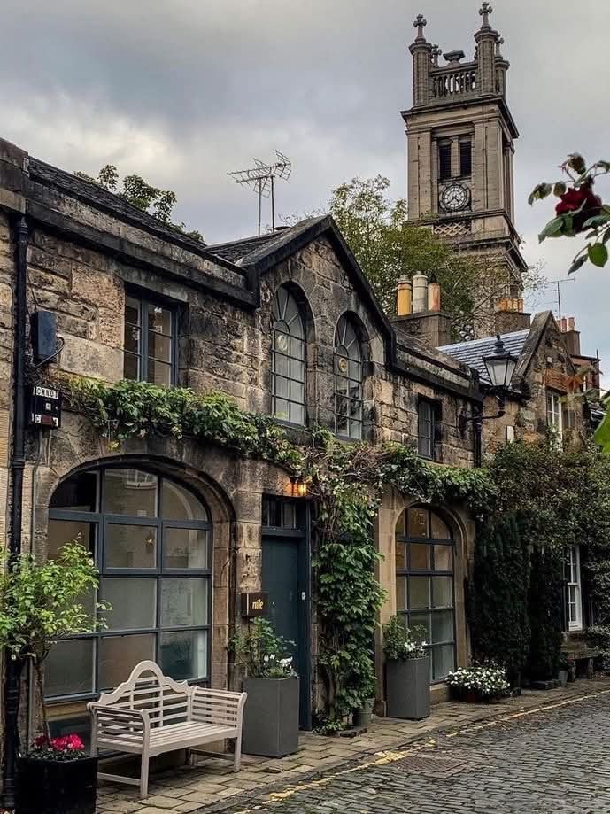 Edinburg Scotland rainy historic street (photo 4 of 4)