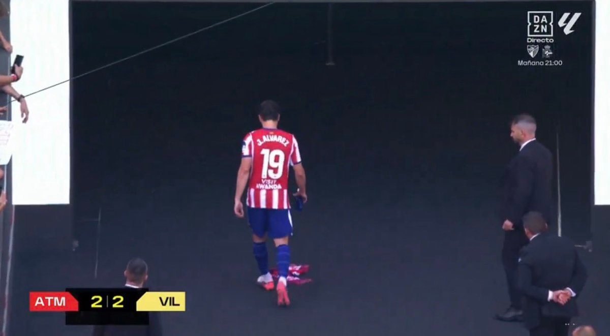 Julián Álvarez ignores fan jersey