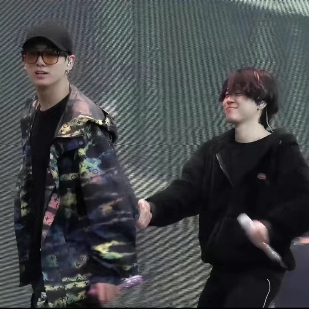 Jikook Edition airport fan photos (photo 2 of 4)