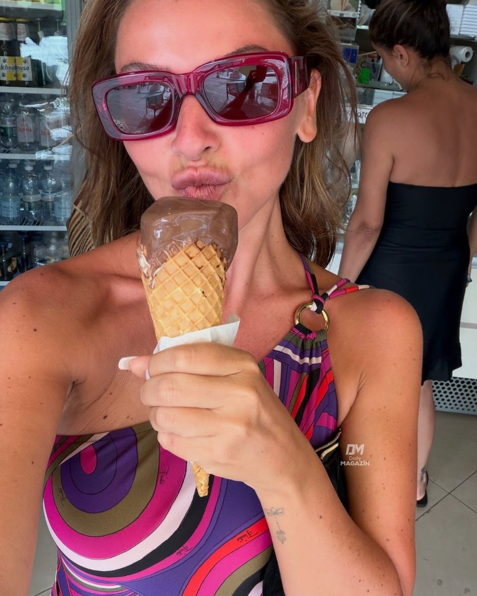 Hadise vacation smile