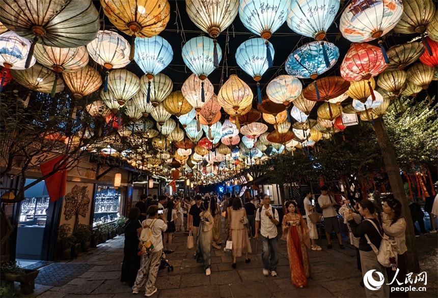 Gexian Village night lights huohu (photo 3 of 4) Gexian Village night lights huohu (photo 3 of 4)