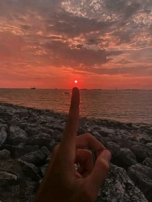 Hand touching the sun like Jujutsu Kaisen