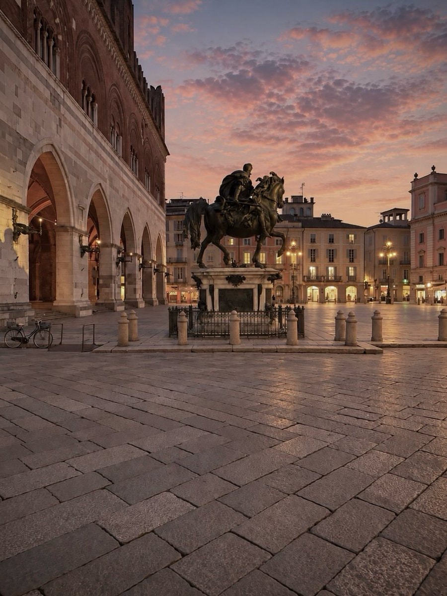 Piacenza Centro statue (photo 3 of 3)