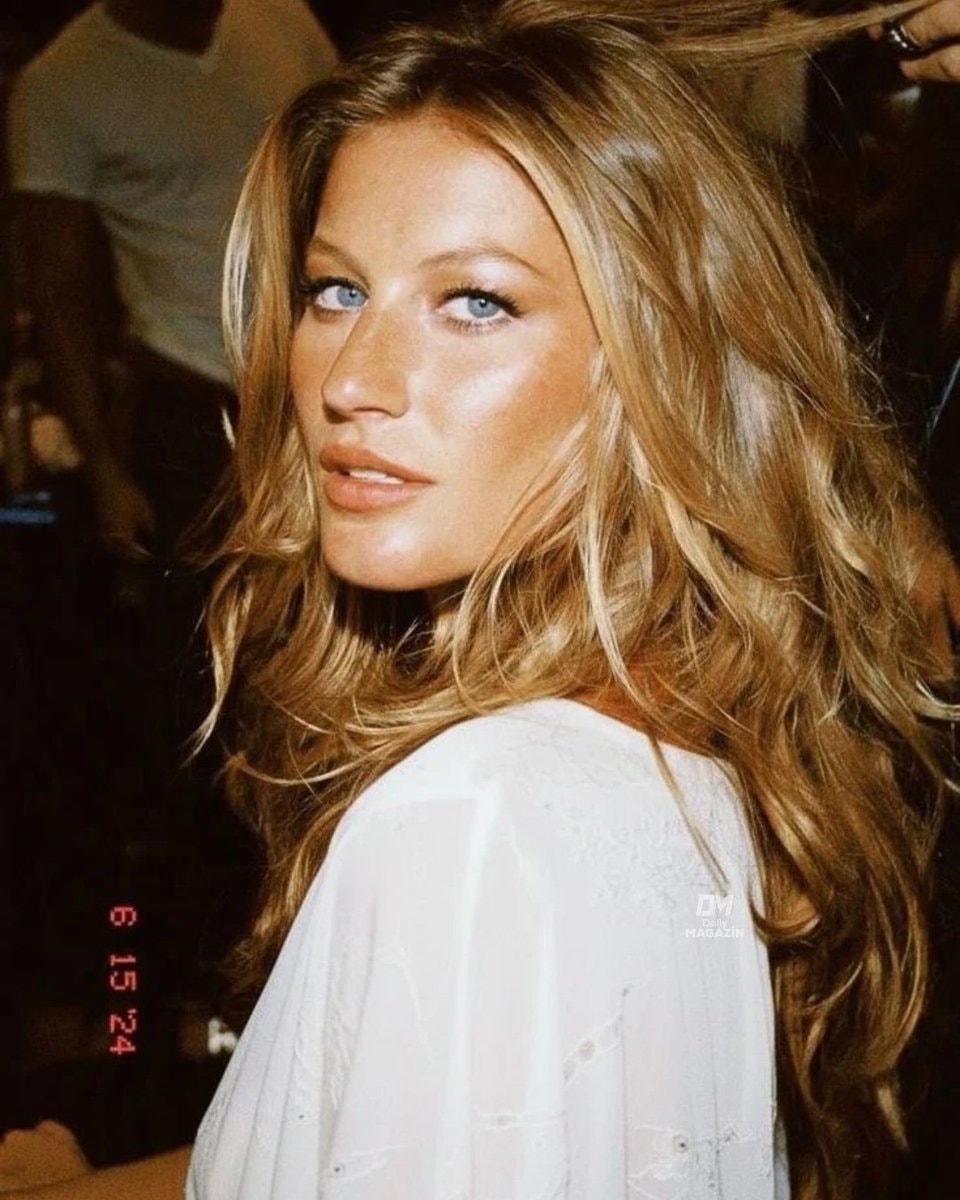 Gisele Bündchen runway moment (photo 2 of 2)