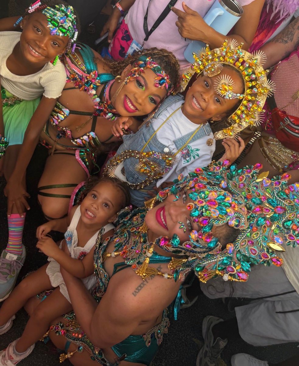 Rihanna Sonita and her daughters (photo 2 of 2)