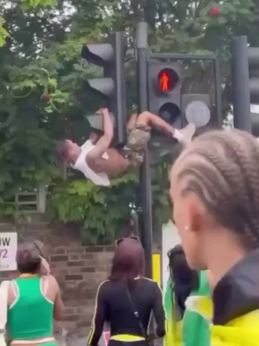 Notting Hill Carnival traffic light incident