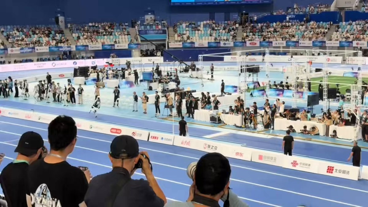 China's AI robot long jump result