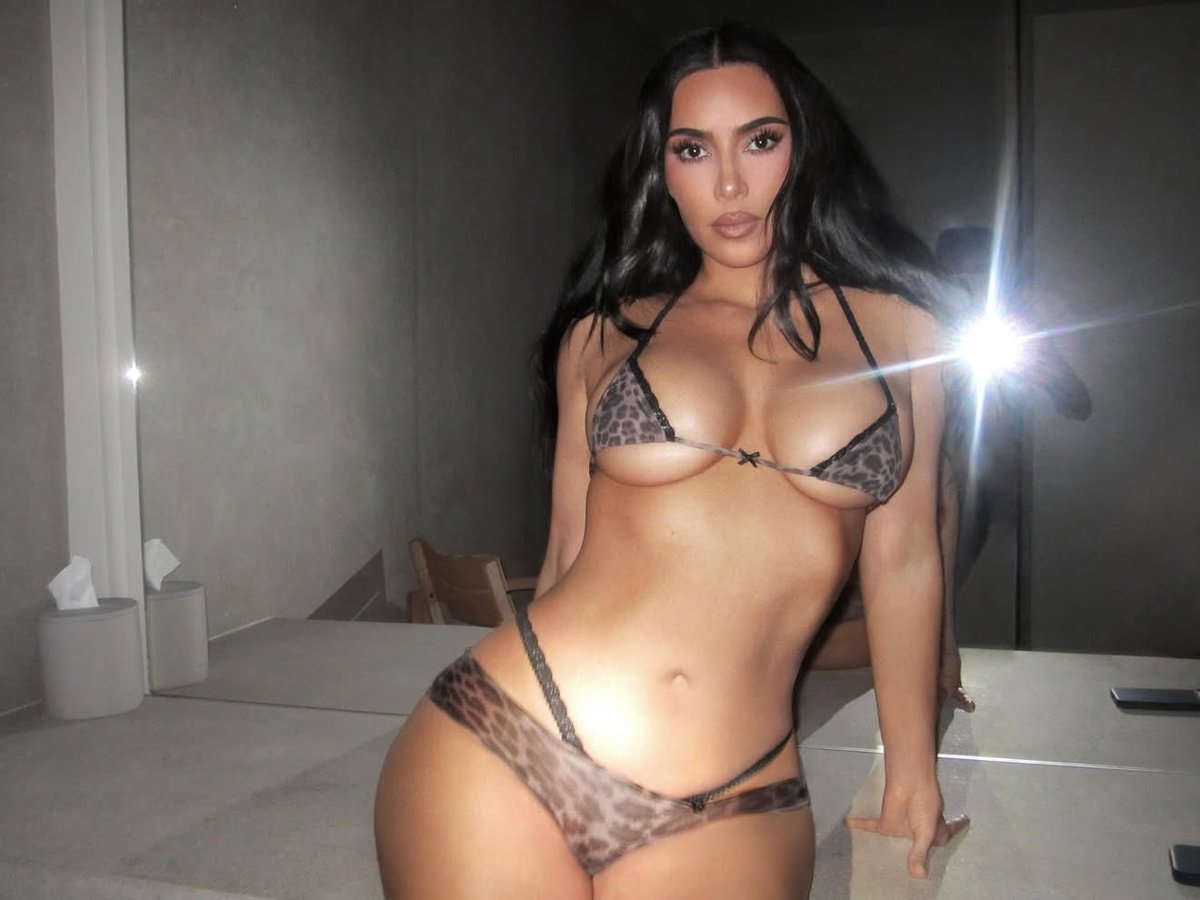 Kim Kardashian leopard bikini (photo 2 of 2)