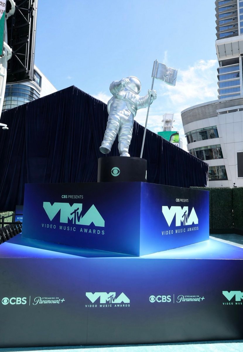 MTV VMAs trophy moment