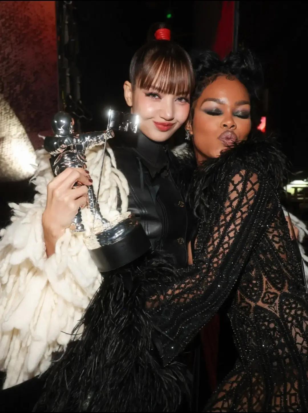 Lisa VMAs appearance (photo 3 of 3)