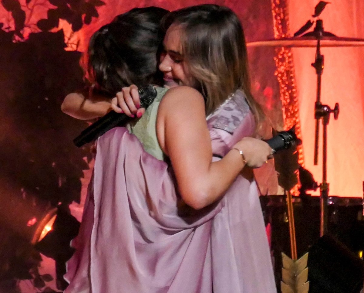 Ella Bright and Suki Waterhouse stage moment (photo 2 of 4)