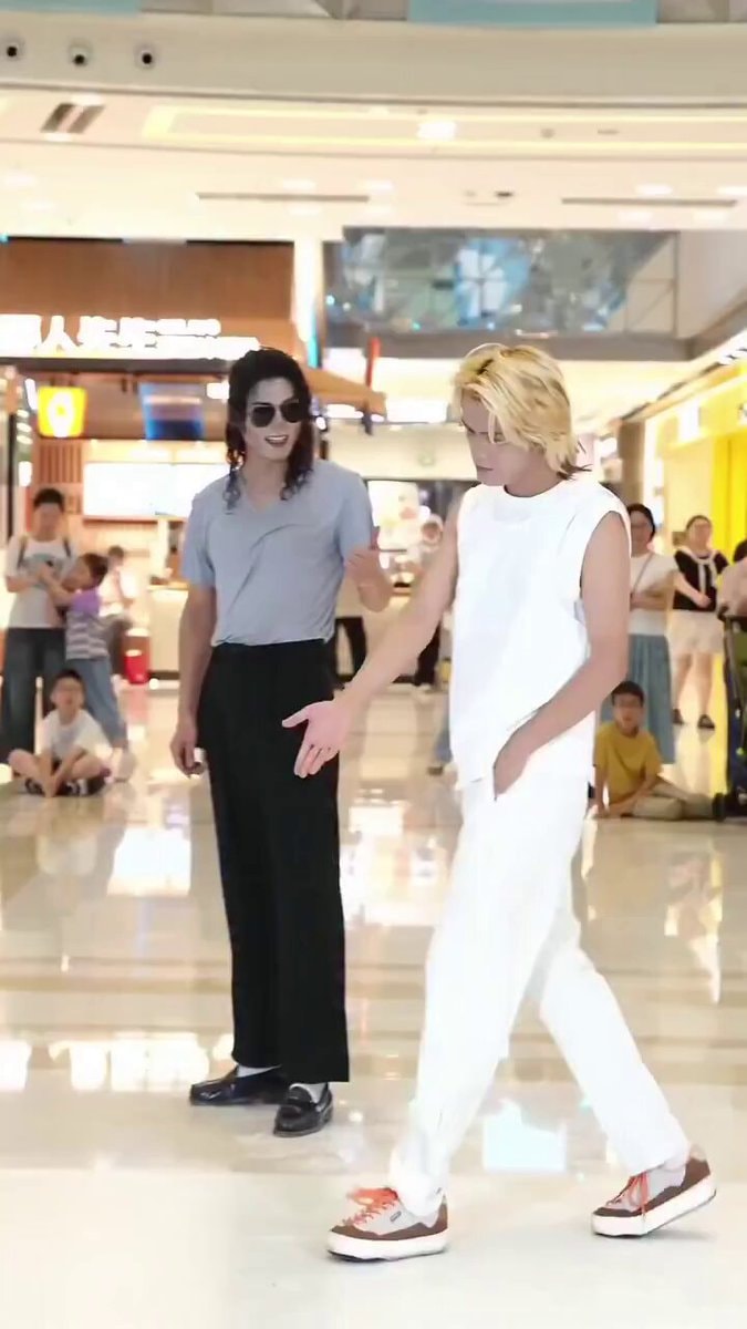 Michael Jackson lookalike in mall
