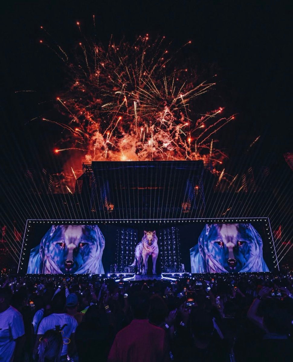 Shakira Spain residency stage