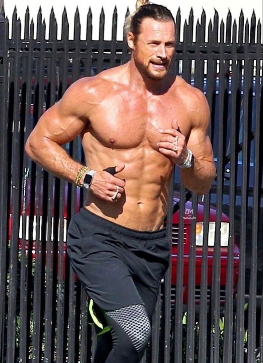Gabriel Aubry shirtless run in Los Angeles (photo 1 of 2)
