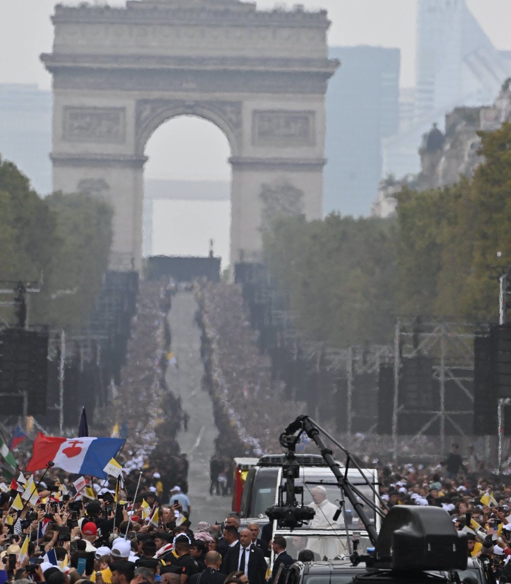Pope Leo XIV Paris crowd (photo 3 of 4)